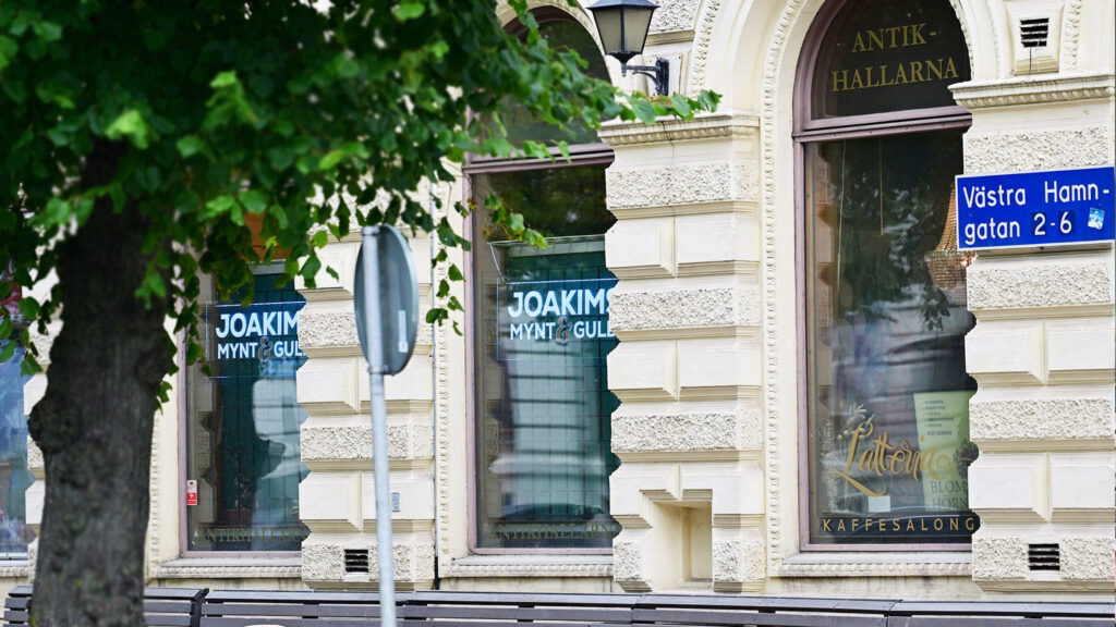 Entrén och skyltfönster med företagsnamnet till Joakims Mynt och Guld i Antikhallarna Göteborg där man säljer sitt guld